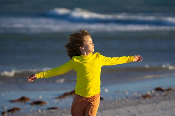 夏の日に熱帯のビーチで走ったり遊んだりする興奮した子供 子供は屋外活動を楽しむ 海での夏休み 夕暮れ時に浜辺を走っている少年 夏休みの子供たち — ストック写真
