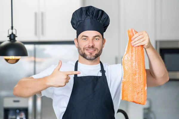 人类在现代厨房 准备健康的食物鱼鲑鱼 一个英俊的男人正在厨房里做新鲜的鲑鱼牛肉 — 图库照片