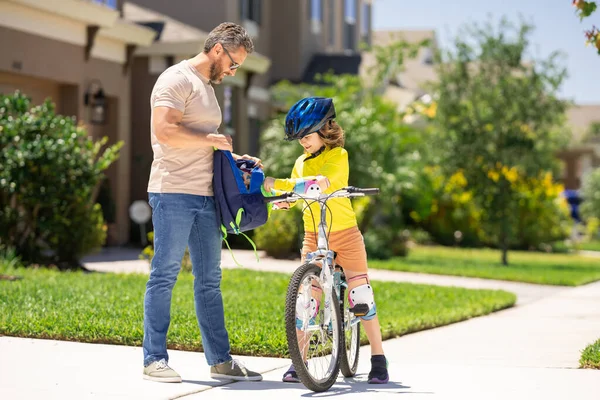 Vater Und Sohn Beim Fahrradfahren Einem Park Kind Mit Schutzhelm — Stockfoto