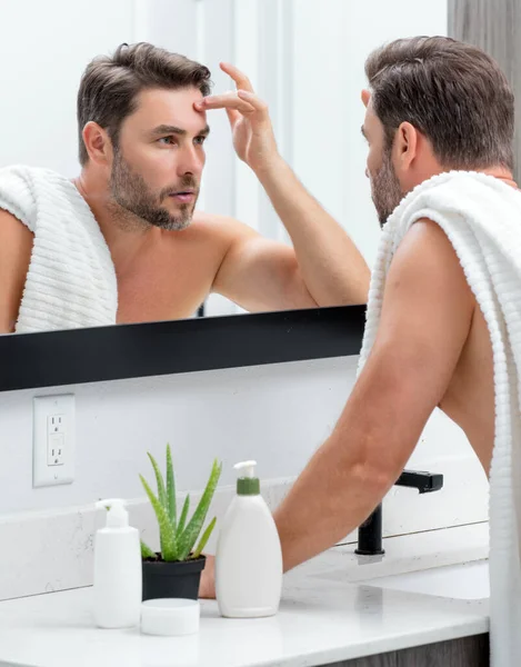 シェービング後の完璧な肌のタッチ顔を持つ魅力的な男 スキンケア化粧品手順コンセプト 鏡を見て人を閉じます 敏感肌 美容治療 スキンケア — ストック写真