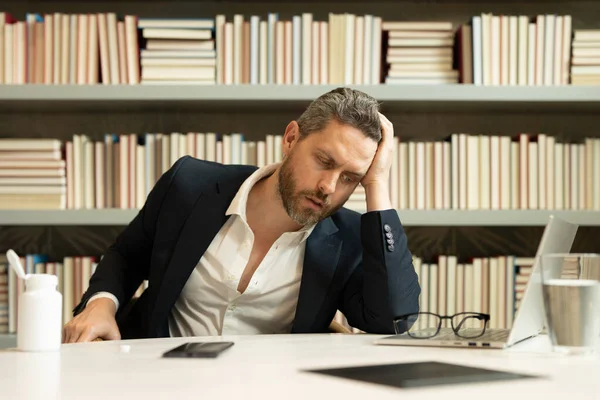 Hombre Sobrecargado Trabajo Sintiendo Migraña Hombre Cansado Aburrido Tiene Síndrome — Foto de Stock