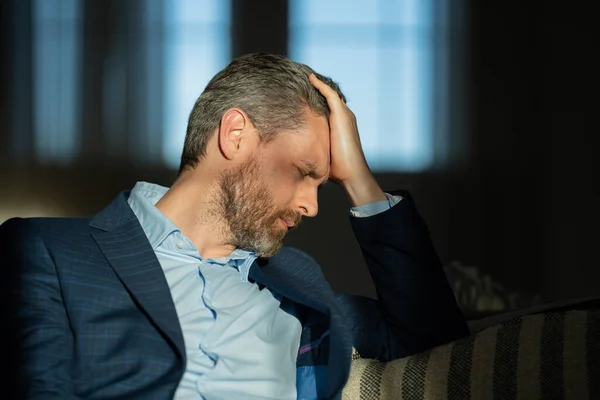 Müdigkeit Kopfschmerzen Und Augenbeschwerden Geschäftsmann Mit Stress Burnout Und Erschöpfung — Stockfoto
