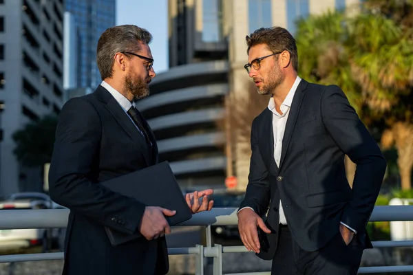 Επαγγελματική Επικοινωνία Δύο Επιχειρηματίες Που Μιλάνε Έξω Δύο Διαφορετικοί Επιχειρηματίες — Φωτογραφία Αρχείου