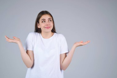 Stüdyoda fotokopi alanı ile izole edilmiş bir şekilde bağıran kadının şok olmuş yüzü. Şok içeriği. Kız dehşet verici bir ifadeyle, şok edici bir haberle bakıyor. Şok olmuş bir kadın ağzı açık ve kocaman gözleri var.