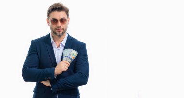 Yüz dolarlık banknotları olan bir adam. Bir sürü 100 dolarlık banknot tutan adam. Kolay para. Ödeme günü ve ödeme konsepti. Kâr ve zenginlik. Para kazan. İş adamı başarılı anlaşma