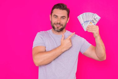 Yüz dolarlık banknotu olan adam. Amerikan banknotları. Bir sürü 100 dolarlık banknot tutan adam. Kolay para. Kara para. Ödeme günü ve ödeme konsepti. Para kazan. İş adamı başarılı anlaşma