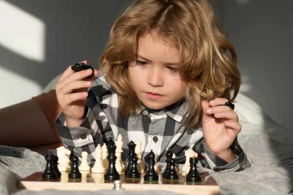 Clever Thinking Child Clever Concentrated Thinking Kid Playing Chess Kids — Stock Photo, Image