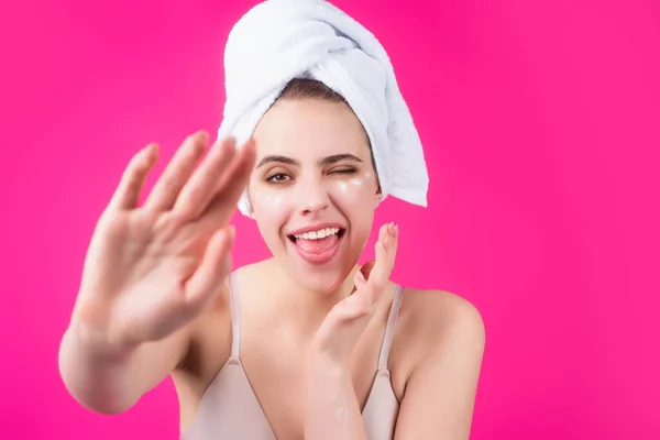 Lustiges Modell Das Kosmetische Creme Auf Das Gesicht Aufträgt Gesichtsbehandlung — Stockfoto