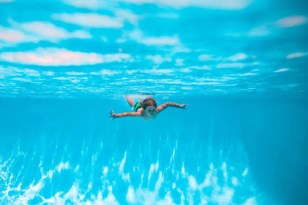 Chłopiec Pływa Pod Wodą Morzu Dzieciak Pływa Pod Wodą Happy — Zdjęcie stockowe