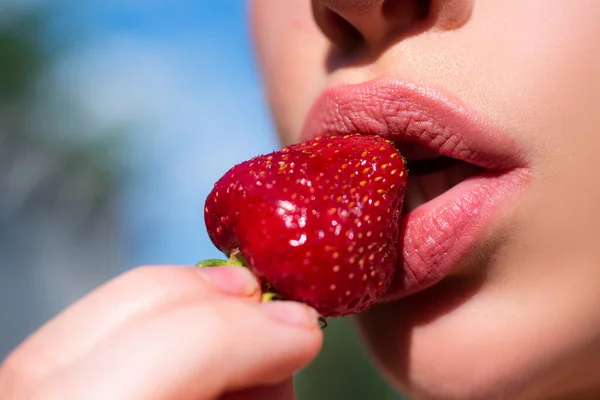 官能的な唇にイチゴ 赤いイチゴで女性セクシー口閉じますアップ — ストック写真