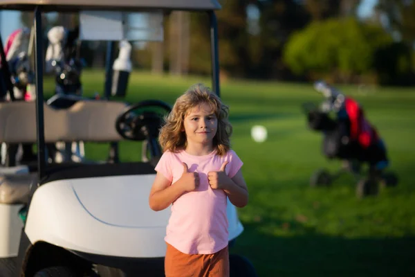 Kölyök Golf Parkban Golfkocsi Mellett Gyerek Nyári Vakáció Kisfiú Arcképe — Stock Fotó