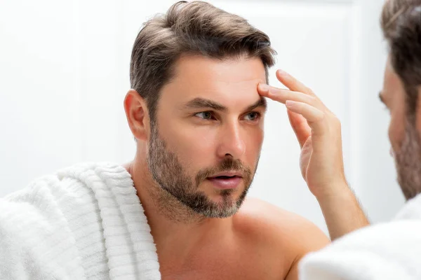 白人美容師は健康な肌 男性のスキンケアの概念のための保湿顔のバームを使用します 男性の美しさとスキンケアの肖像画 シェービング後の健康的なきれいな顔 顔の治療 スキンケアの概念 — ストック写真