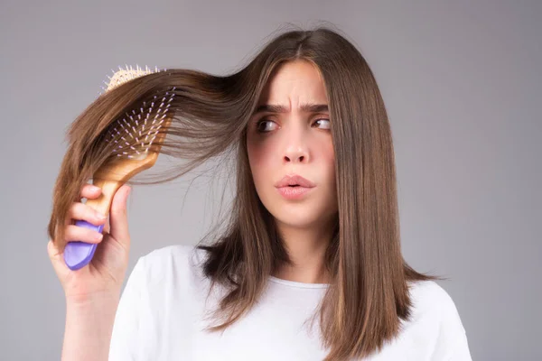 Mladá Žena Velmi Rozrušená Kvůli Vypadávání Vlasů Účes Zdravá Péče — Stock fotografie