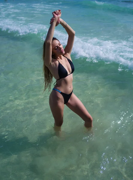 Elegante Donna Che Rilassa Sulla Spiaggia Tropicale Durante Vacanze Estive — Foto Stock
