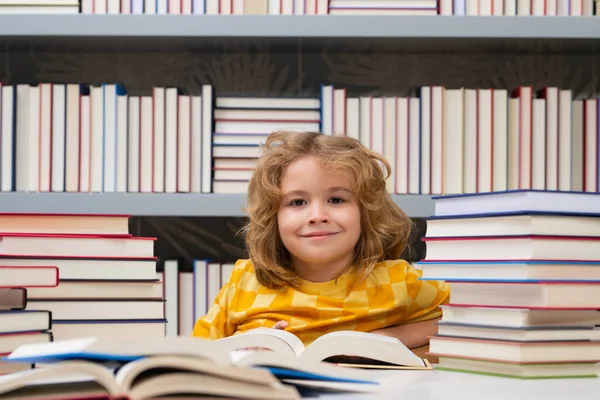 Kluger Schüler Schüler Lesen Der Schule Bücher Kind Macht Hausaufgaben — Stockfoto