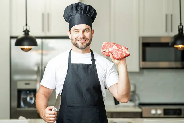 Hombre Hispano Años Con Uniforme Chef Tiene Carne Res Cocina —  Fotos de Stock