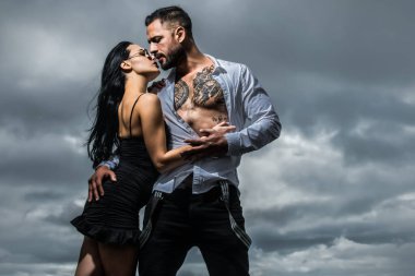 Hassas bir tutkuyla seksi bir çift. Güzel, şehvetli kadın ve seksi erkek. Şehvetli çift tutkuyla kucaklaşıyor. Seksi çift yaşam tarzı anı. Hoş bir adam ve kadın. Aşık genç bir çift.