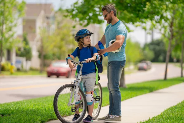 Vatertag Vater Lehrt Sohn Fahrradfahren Vater Und Sohn Radeln Einem — Stockfoto