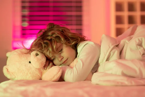 晚上睡觉 孩子睡觉 可爱的孩子和玩具玩具玩具熊睡在床上 睡着了的孩子脸 — 图库照片