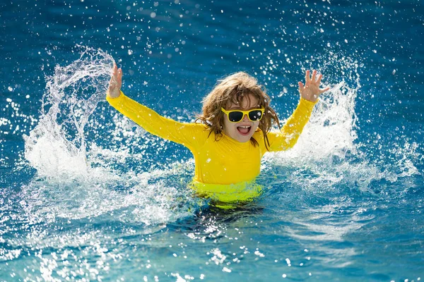 興奮した子供の水泳 海の熱帯リゾートでプールの青い水で遊んでいる小さな子供 可愛い男の子がプールの水で泳いでいる 子供が飛び散ったり プールで楽しんでいる — ストック写真