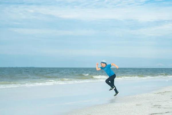Nettes Kind Laufen Auf Sommerlichem Meer Voller Körper Eines Jungen — Stockfoto