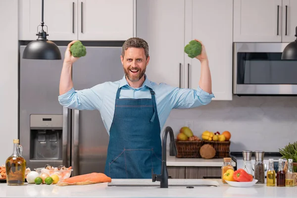 Man Köksmästare Förkläde Med Broccoli Man Matlagning Vegan Hälsosam Sallad — Stockfoto