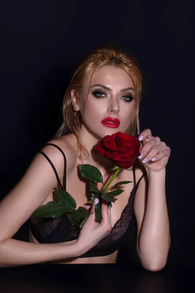 Portré Vonzó Bájos Álmodozó Lány Kezében Vörös Rózsa Elszigetelt Fekete — Stock Fotó