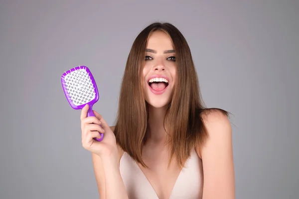Young Woman Hair Comb Studio — Stock Photo, Image