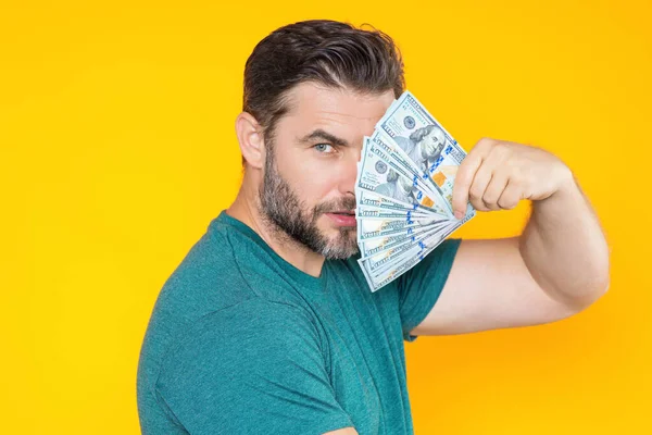 Geschäftsmann Shirt Mit Bargeld Dollarnoten Auf Gelbem Studiohintergrund Hundert Dollar — Stockfoto