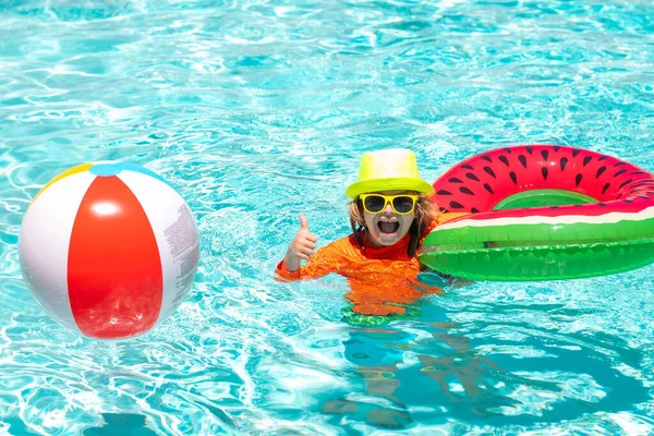 수영장에서 있는아이 휴가도 여행도 아이들은 여름에 밖에서 놉니다 반지를 가진아이 — 스톡 사진