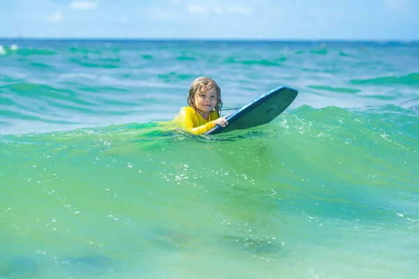 Küçük Sörfçü Çocuk Deniz Dalgalarında Sörf Yapmayı Öğreniyor Çocuklar Açık — Stok fotoğraf