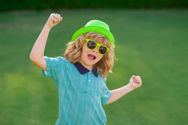 帽子と夏のサングラスで興奮した子供たち 夏の子供屋外の肖像画 勝者のジェスチャーが勝つ 晴れた夏の日に楽しい屋外を持っている子供 — ストック写真