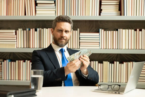Hombre Con Dinero Efectivo Billetes Dólar Retrato Del Hombre Sosteniendo —  Fotos de Stock