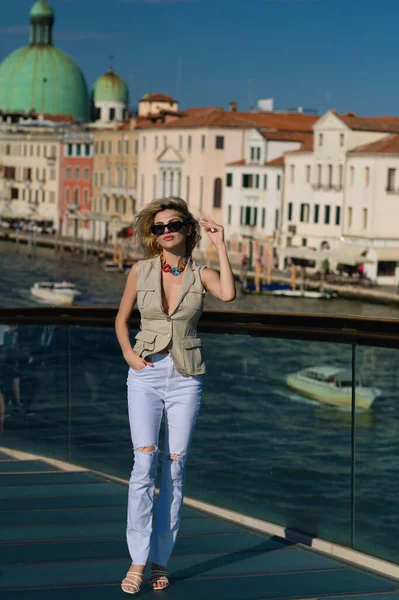 Jeune Femme Mode Dans Look Élégant Marche Dans Venise Italie — Photo