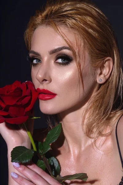 Jasny Makijaż Bliska Młoda Kobieta Trzyma Rose Piękna Dziewczyna Czerwoną — Zdjęcie stockowe