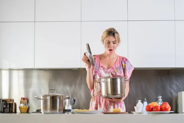 Emocionada Mujer Sorprendida Cocina Por Mañana Cocinar Alimentos Saludables Sensual —  Fotos de Stock