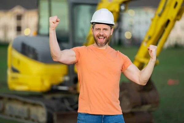 建筑工地的人硬帽工人建筑工人 戴头盔的建筑工人带头盔的建筑工人 建筑工地的工人 用挖掘机在工地建造的建筑 — 图库照片
