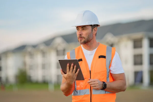 Ingenieur Mit Tablet Bauaufsicht Porträt Eines Bauarbeiters Auf Einer Baustelle — Stockfoto