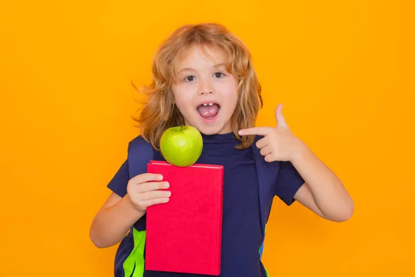 Kind Van Basisschool Met Boek Appel Geïsoleerd Gele Achtergrond Kleine — Stockfoto