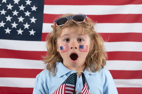 拿着美国国旗的小男孩7月4日独立日美利坚合众国的概念 7月4日美国独立日 美国儿童爱国者 有趣而惊讶的孩子们 — 图库照片