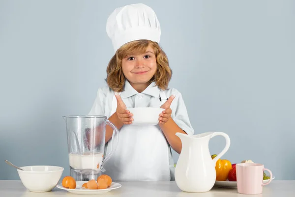 Şef Şapkalı Önlüklü Çocuk Yemek Hazırlıyor Mutfakta Sebzeli Küçük Bir — Stok fotoğraf
