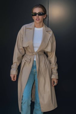 Güzel palto. Moda butiği reklamı. Moda kıyafetleri giyen güzel bir manken. Moda aksesuarları. Kız Vogue şehir tarzı