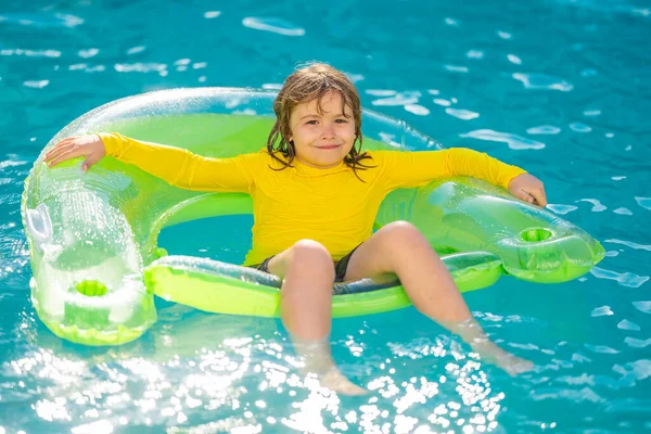 Zomertijd Leuk Een Kind Dat Het Zwembad Zwemt Kind Het — Stockfoto