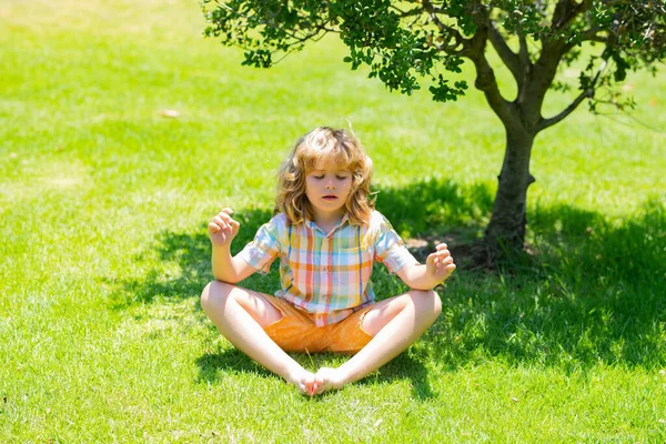Niño Haciendo Yoga Posan Parque Aire Libre Tranquilidad Relax Niño — Foto de Stock