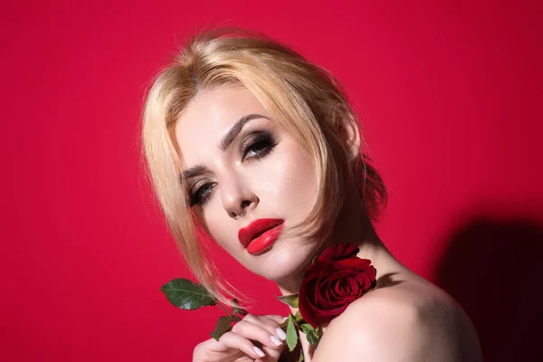 Lábios Vermelhos Com Batom Vermelho Menina Beleza Com Rosa Vermelha — Fotografia de Stock
