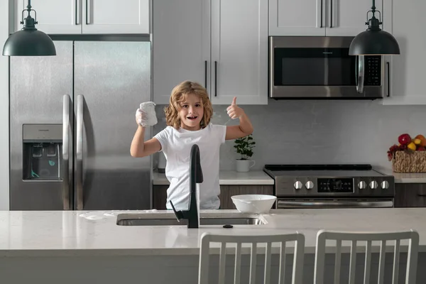Roliga Tvillingpojkar Som Hjälper Till Köket Med Disken Barn Som — Stockfoto