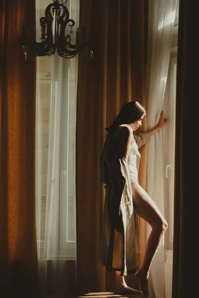 Modefrau Sexy Und Sinnlich Luxus Wohnung Posiert Auf Fenstervorhängen Sexy — Stockfoto