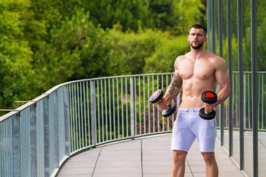 Spor salonundaki kaslı atletik formda erkek sıkı antrenman. Spor fitness ve vücut geliştirme. Spor salonunda egzersiz yapan güçlü bir kas. Seksi kaslı erkek vücudu. Spor salonundaki fitness adamı. Fitness eğitimi
