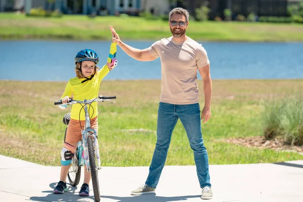 Vater Und Sohn Lernen Das Fahrradfahren Und Haben Beim Vatertag — Stockfoto