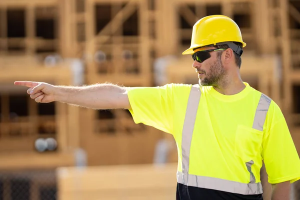 Trabajador Señalando Trabajador Construcción Con Casco Hardhat Sitio Construcción Ingeniero — Foto de Stock